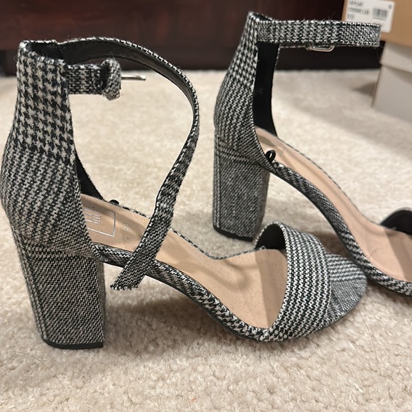 Excellent condition GAP plaid heels! - Picture 4 of 4